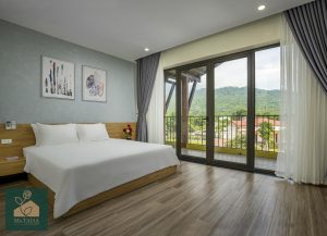 Villa 26 (gồm 3 tầng với 6 phòng ngủ, 1 phòng khách & phòng bếp). Số người tiêu chuẩn: 22 người. Sức chứa tối đa: 40 người. Giá toàn bộ Villa 26: -Thứ 2/3/4/5: 7.900.000 đ -Thứ 6: 9.900.000 đ -Thứ 7/Chủ nhật: 13.900.000 đ. Giá phụ thu: từ người thứ 23 trên 12 tuổi: 200.000 đồng/người.